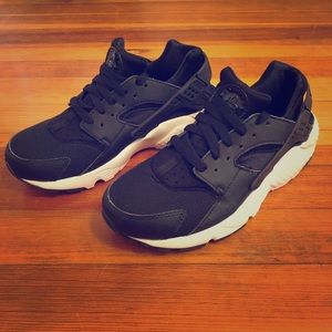 Black and White Nike Huaraches